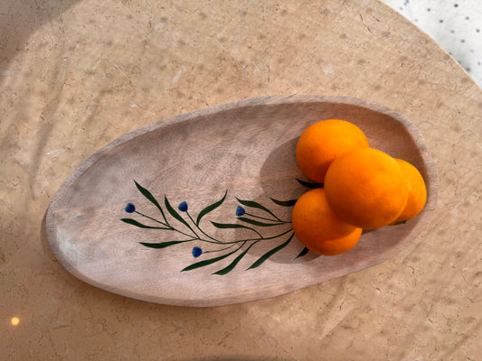 A platter that represents the Japandi Scandinavian style which is ideal as a gift, home decor, serve ware, dinner ware, kitchen and table decor. Made from mango wood which boasts sustainability and eco-friendly option. Durable and easy to clean.